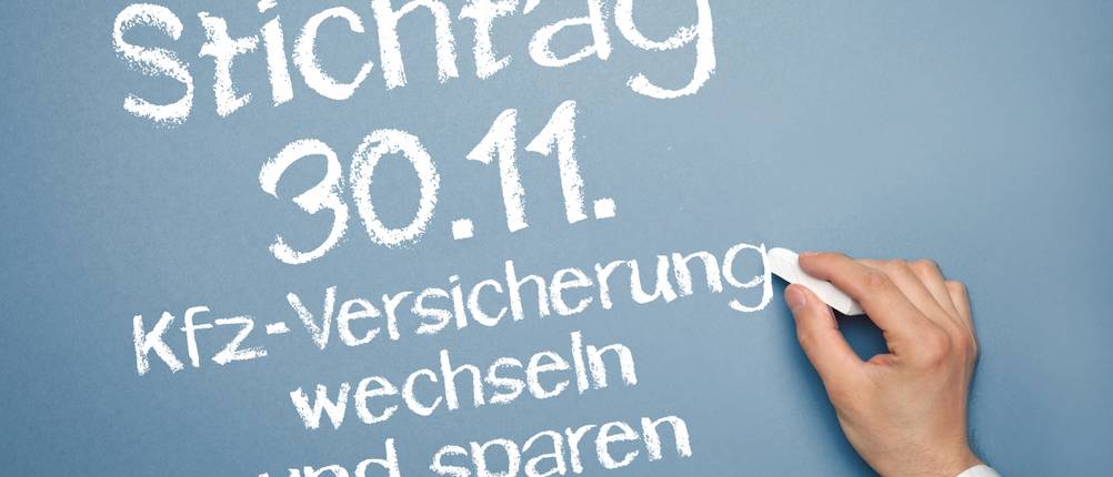 Kfz-Versicherung-Test: Ein Mann schreibt mit einer Kreide 