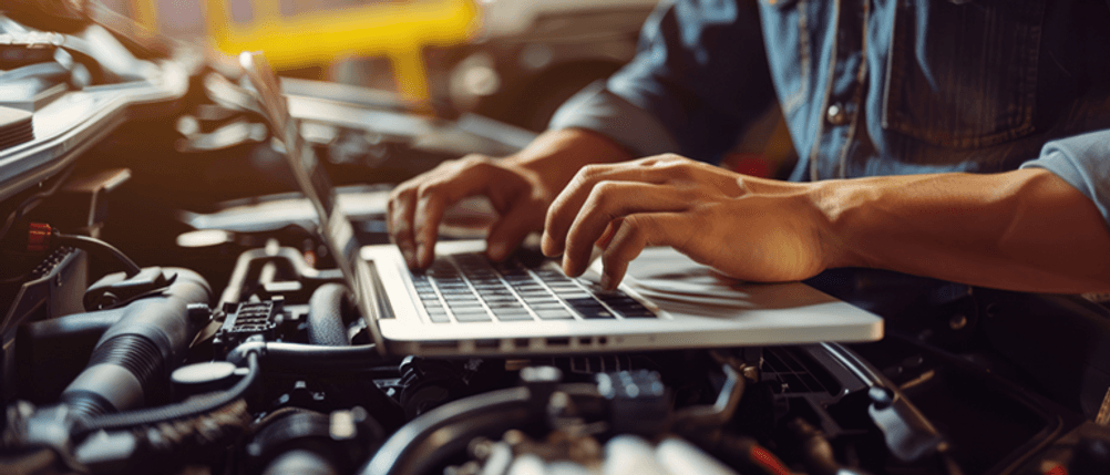 Kfz-Diagnosegerät im Test: Ein Laptop steht auf einem Motor