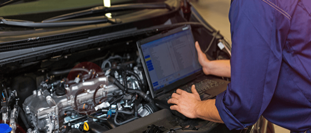 Kfz-Diagnosegerät im Test: Ein Laptop ist über ein Diagnosegerät mit der Motorsteuerung verbunden.