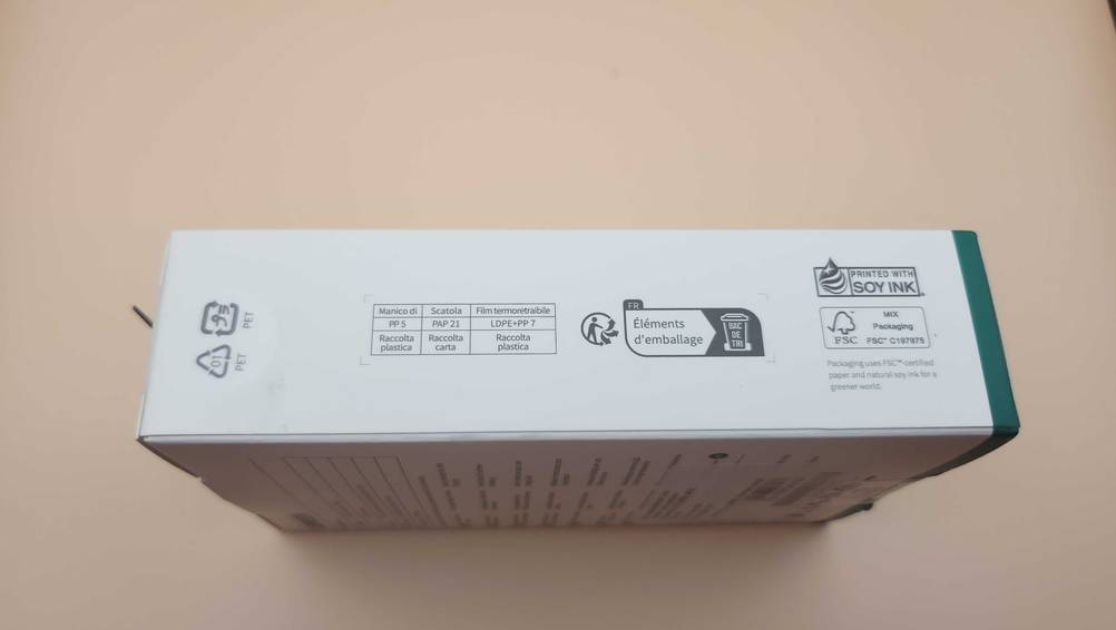 Seitenansicht der Verpackung des Kfz-Ladegerätes im Test.