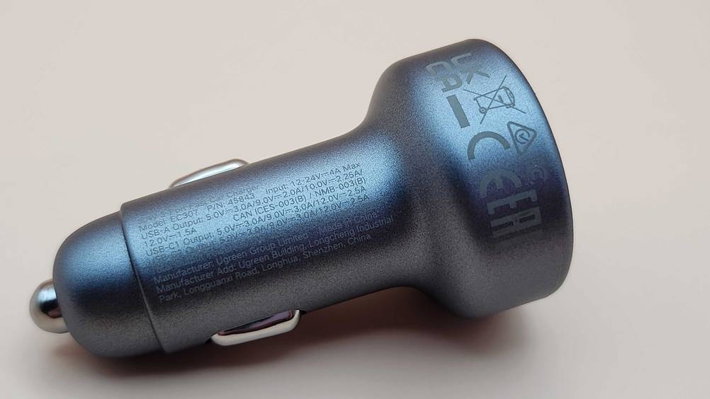 Kfz-Ladegerät getestet: Nahaufnahme des Aufdrucks auf dem Gerät.