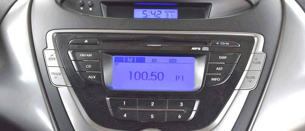 Mittelschönes Autoradio im Vollformat