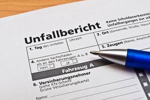 Kfz-Versicherungen getestet: Ein Kugelschreiber liegt auf einem Unfallbericht.