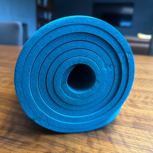 Die Kg-Physio-Yogamatte eingerollt im Querschnitt