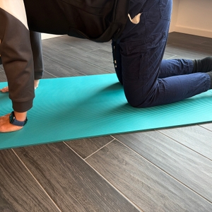 Eine Person macht eine Übung auf der Kg-Physio-Yogamatte