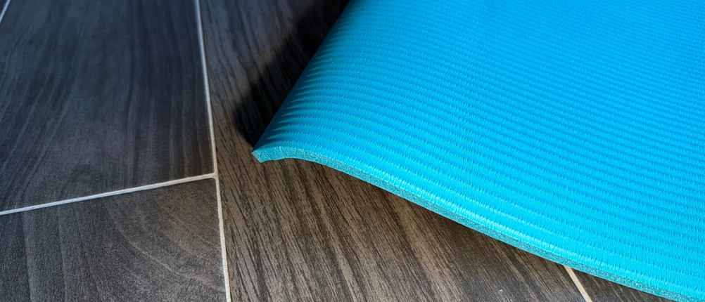 Der leicht eingerollte Rand der Kg-Physio-Yogamatte