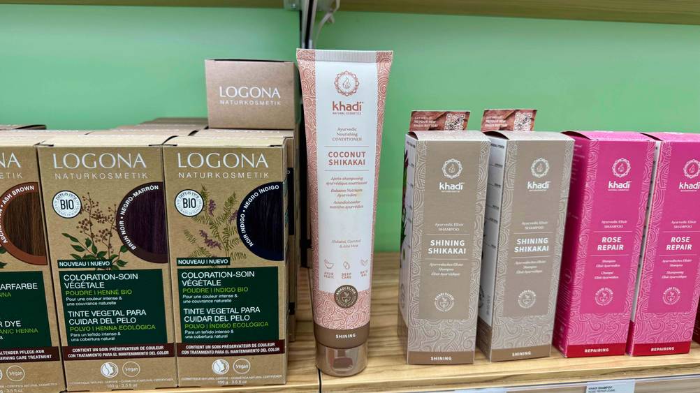 Eine Packung des getesteten Khadi-Shampoos steht zwischen anderen Produkten in einem Verkaufsregal.