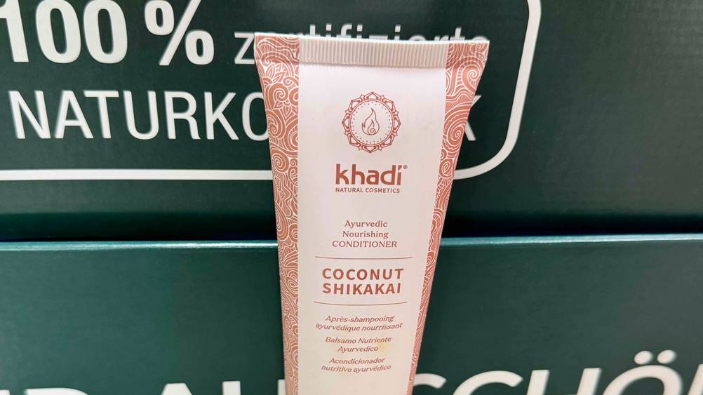 Khadi-Shampoo im Test: Nahaufnahme der Verpackung mit Logo und Artikelbezeichnung.