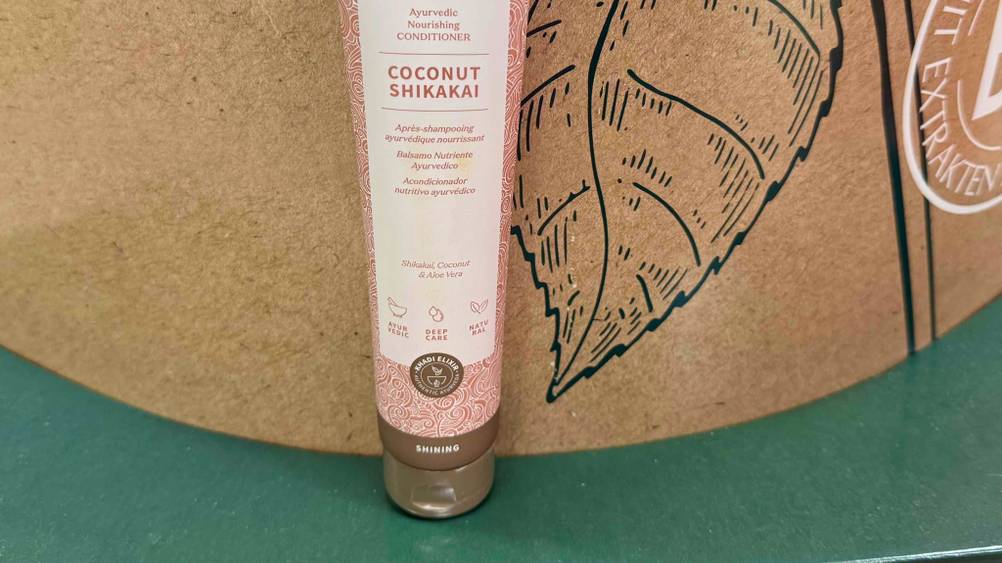 Khadi-Shampoo getestet: Nahaufnahme der Verpackung mit Verschlusskappe.
