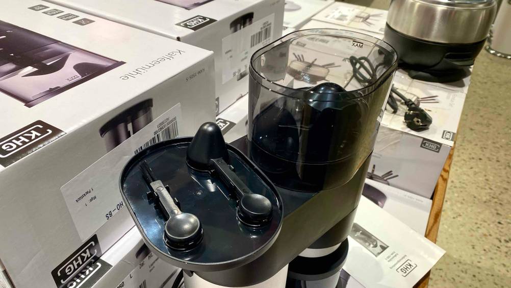 Kaffeemühle im Test: geöffneter Deckel mit integrierten Dosierlöffeln.