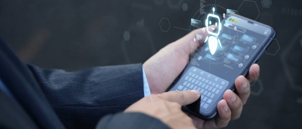 KI-Bild-Generator-Test: Ein Mann bedient sein Smartphone auf dem ein virtueller Avatar zu sehen ist.