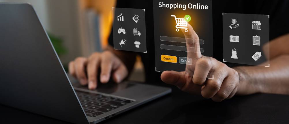 Ein Mann sitzt an einem Laptop und betreibt Online-Shopping.