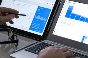 Test von KI-Text-Generatoren: Eine Person sitzt am Laptop und schaut sich verschiedene Auswertungen an.