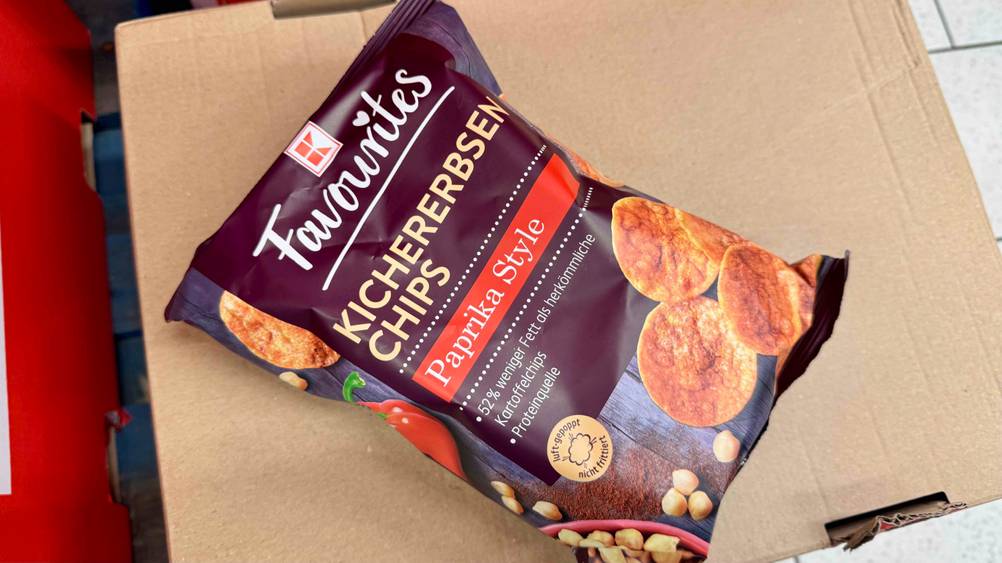 Eine Tüte der getesteten Kichererbsen-Chips auf einem Karton von oben.