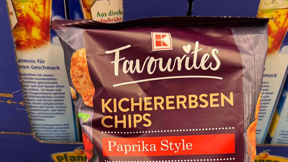 Kichererbsen-Chips getestet: Nahaufnahme der Verpackung mit Logo und Artikelbezeichnung.