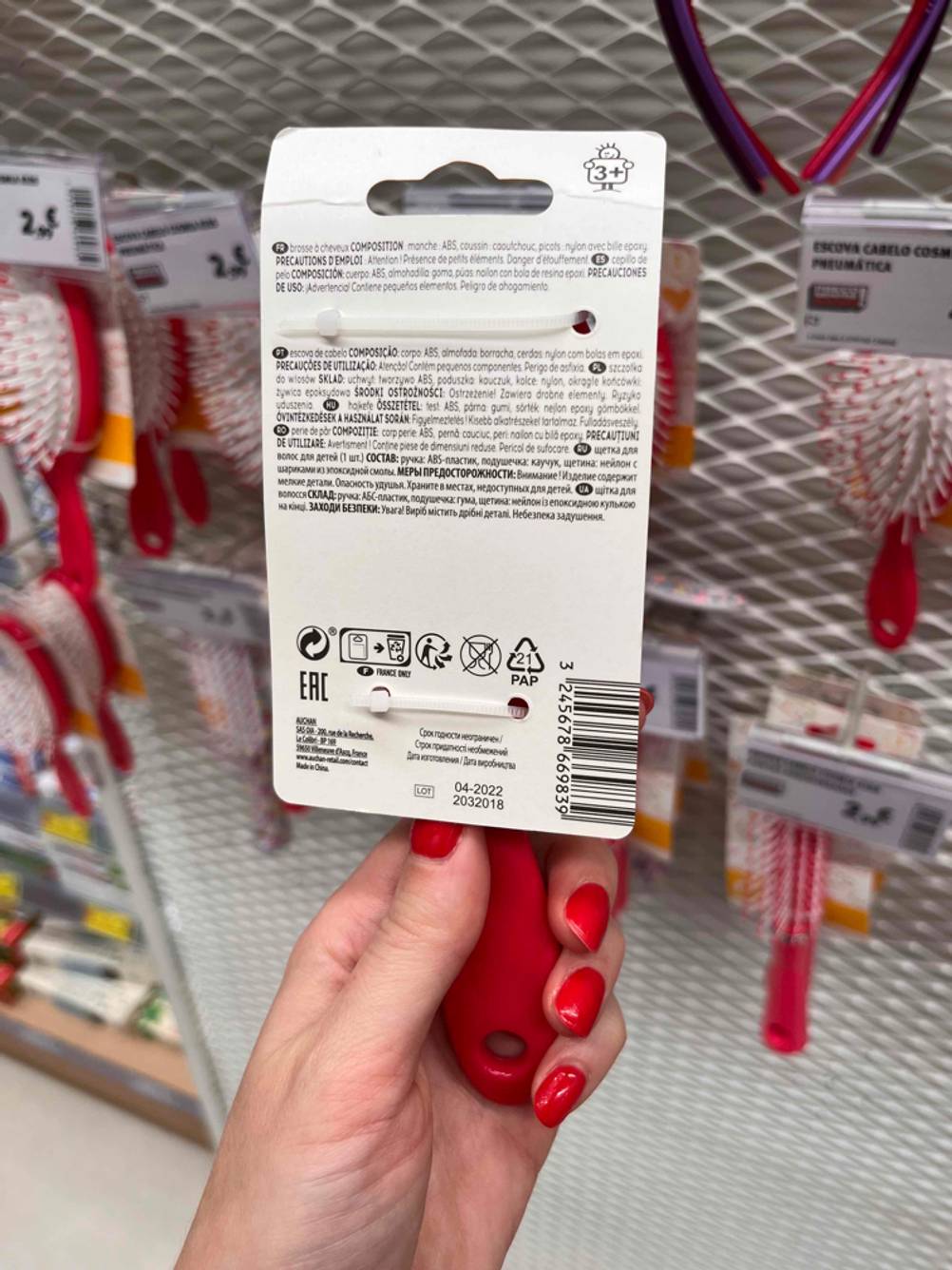 Im Test: Rückseite des Blisters einer Kinder-Haarbürste.