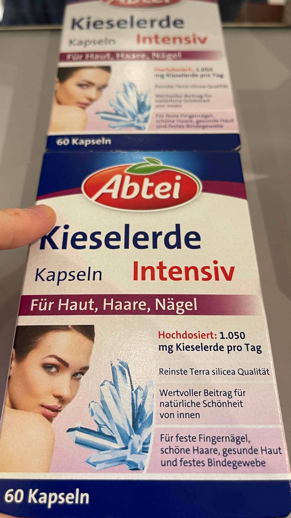 Zwei Packungen der getesteten Kieselerde-Kapseln übereinander in Nahaufnahme.