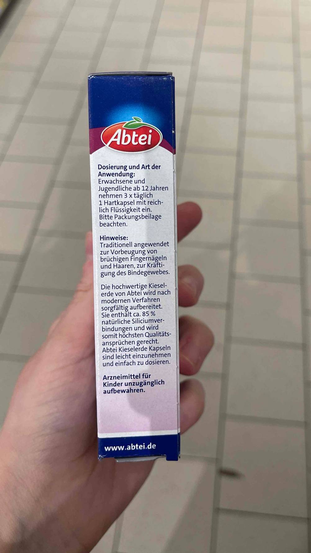 Seitenansicht der Verpackung der getesteten Kieselerde-Kapseln mit Hinweisen.