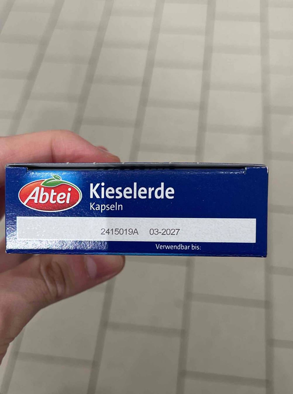 Kieselerde-Kapseln im Test: Nahaufnahme der Oberseite der Verpackung mit Haltbarkeitsdatum.