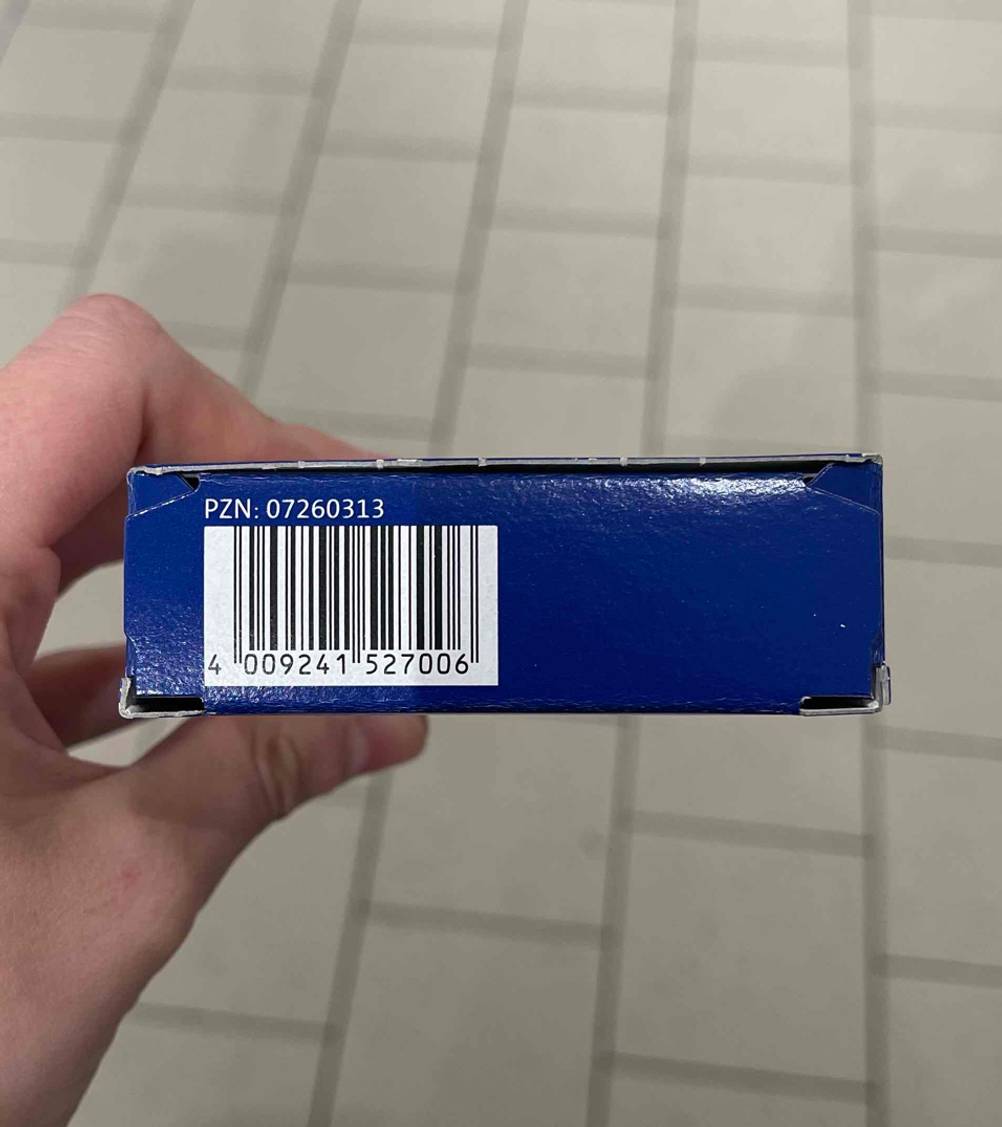 Kieselerde-Kapseln getestet: Nahaufnahme des Bodens der Verpackung mit Strichcode.