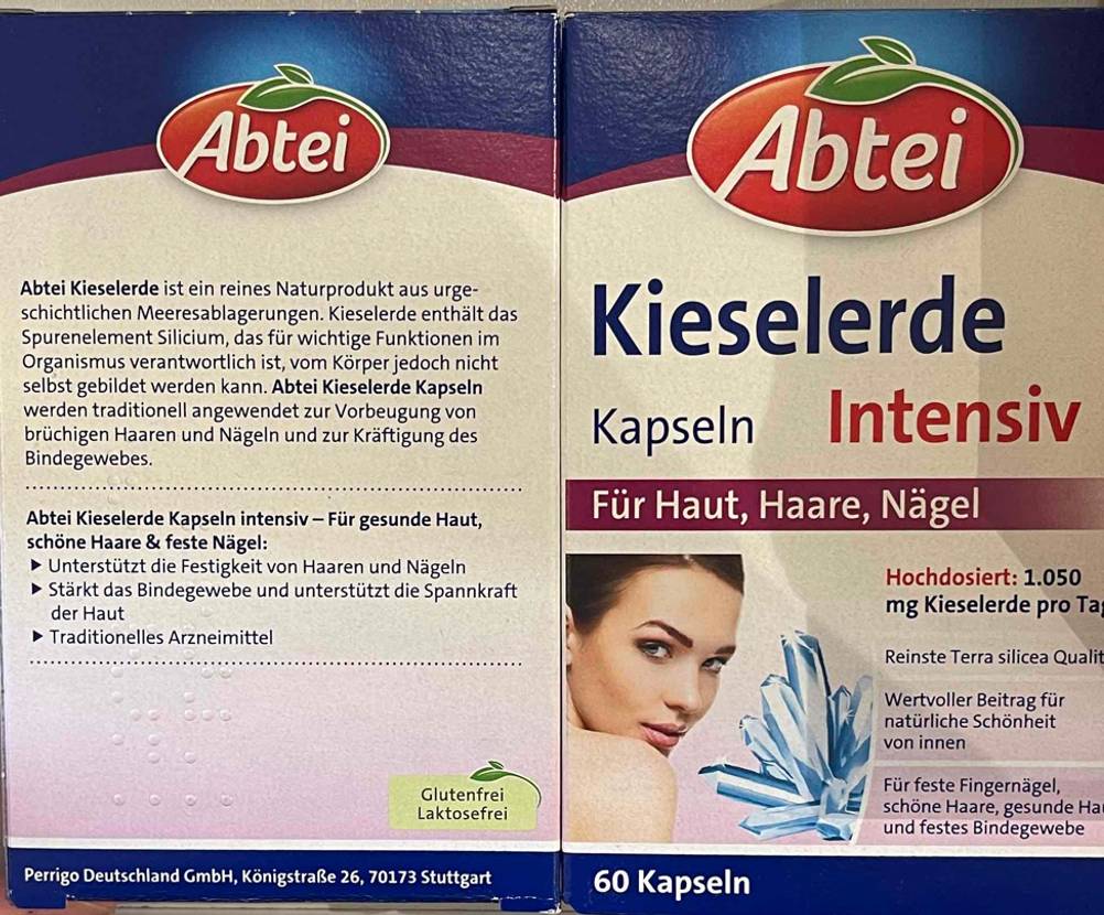 Zwei Packungen der getesteten Kieselerde-Kapseln nebeneinander, einmal Vorderseite, einmal Rückseite.