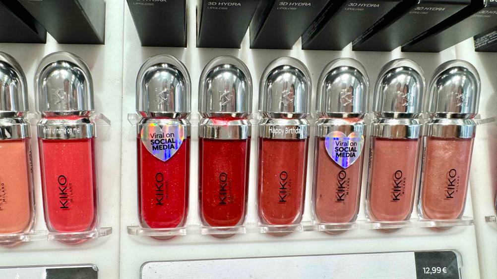 In einem Verkaufsaufsteller befindet sich der getestete Kiko-Lippenstift neben anderen.