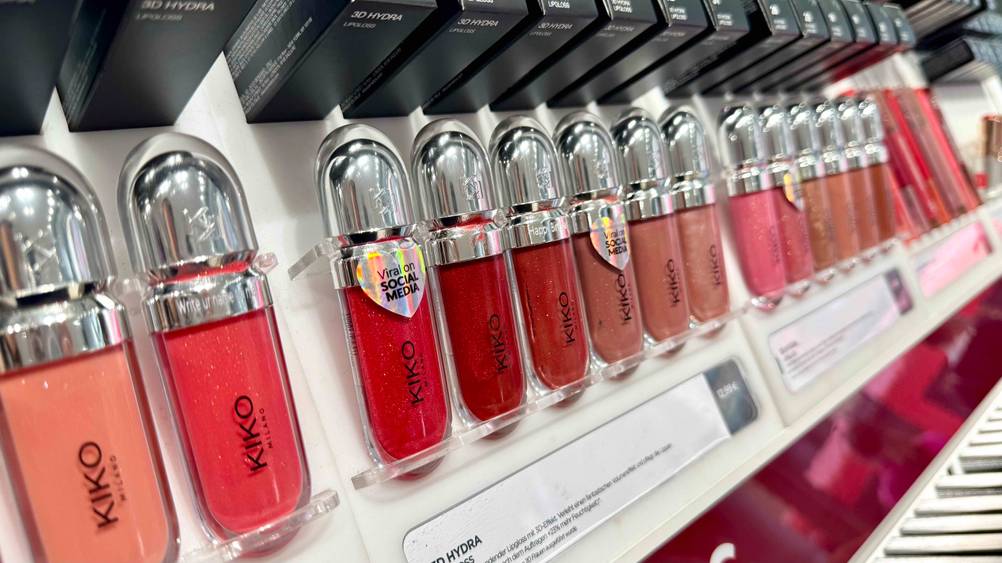In einem Verkaufsregal befindet sich der getestete Kiko-Lippenstift neben anderen.