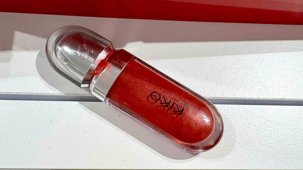 Auf einer hellen Fläche liegt der Kiko-Lippenstift im Test.