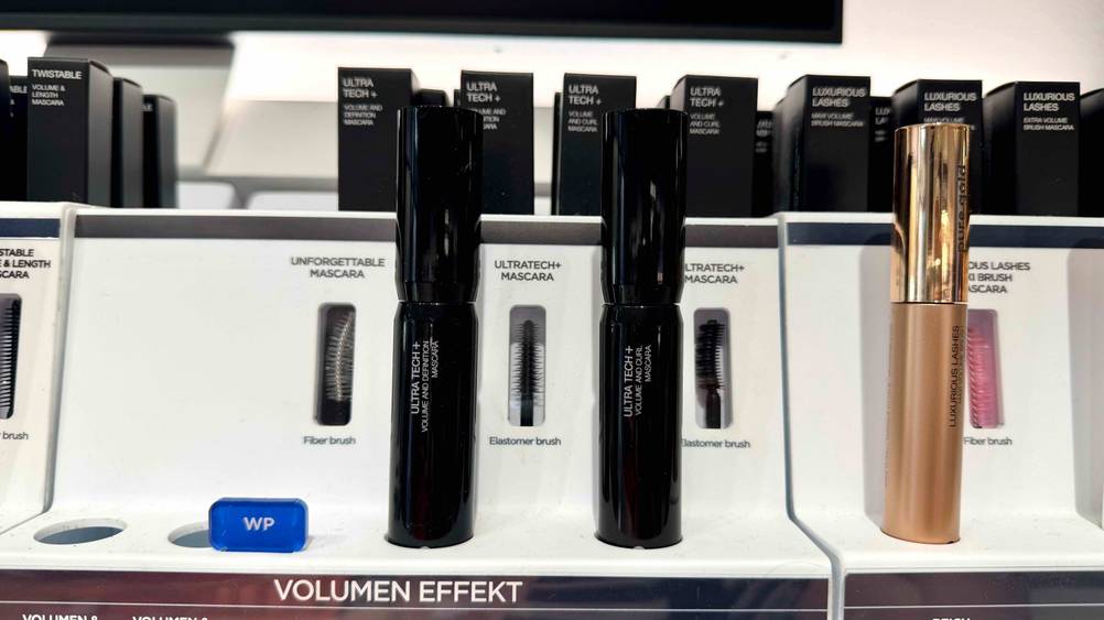 Die getestete Kiko-Mascara in einem Verkaufsständer von vorne.