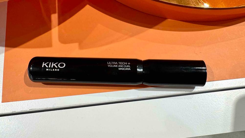Kiko-Mascara im Test: Eine Tube liegt auf einer orangenen Fläche.