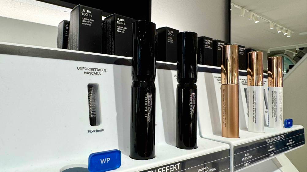 Auf einem Verkaufsregal befindet sich die getestete Kiko-Mascara.