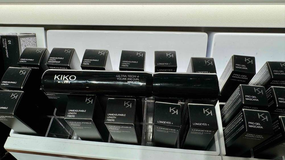 Eine getestete Kiko-Mascara liegt auf Originalverpackten in einem Verkaufsregal.
