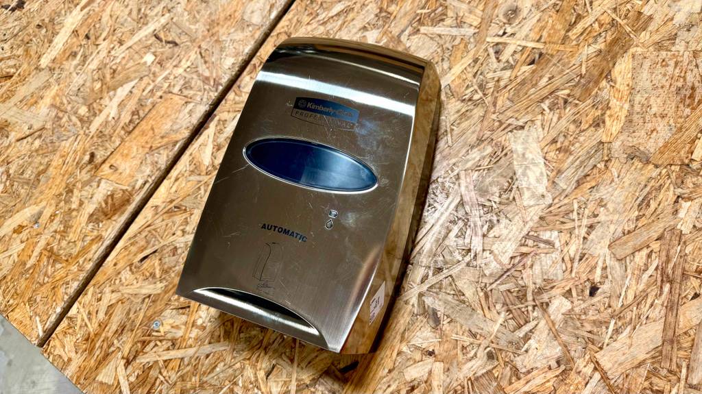 Auf einem getesteten Desinfektionsspender mit Sensor ist die Handhabung bebildert eingedruckt.