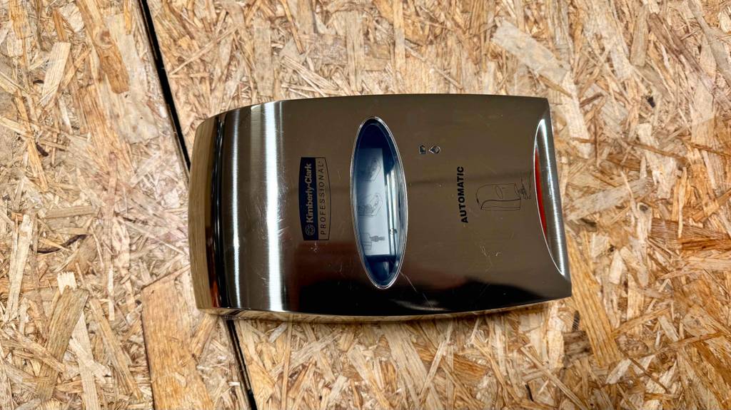 Desinfektionsspender mit Sensor-Test: der Markenname und das Modell sind eingraviert.