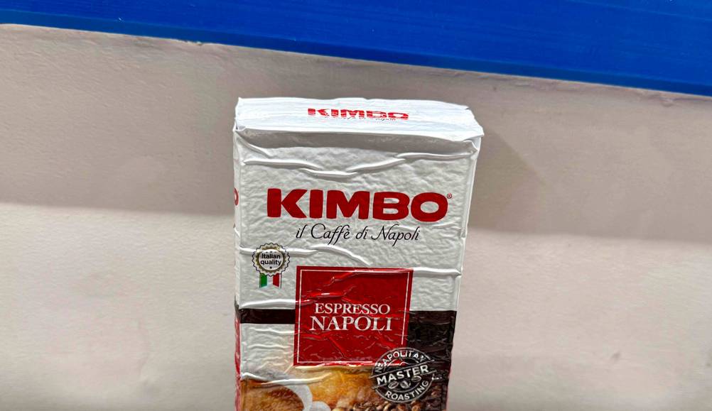 Nahaufnahme der Verpackung des getesteten Kimbo-Kaffees mit Logo.