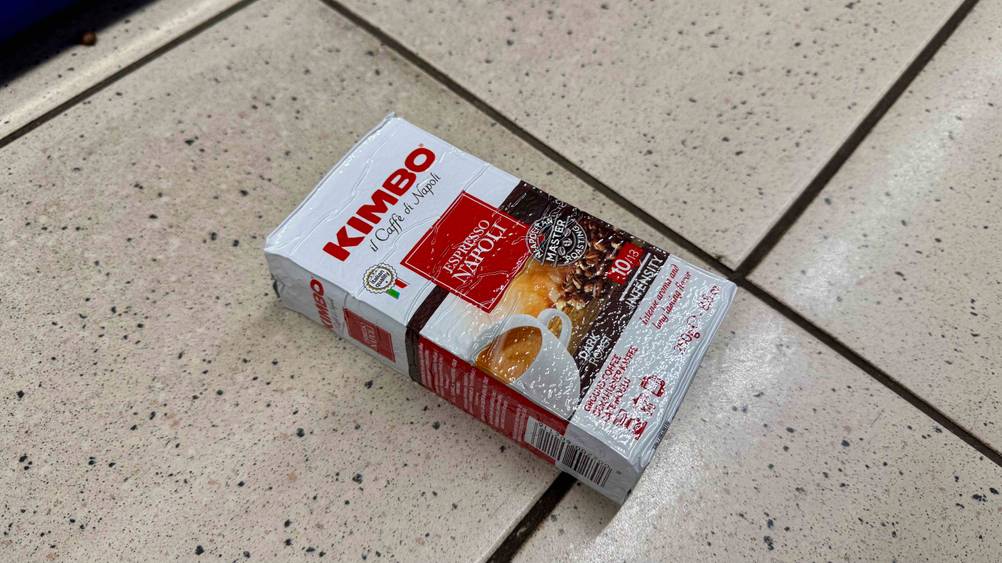 Kimbo-Kaffee getestet: Auf einem Boden liegt leicht horizontal eine Packung.