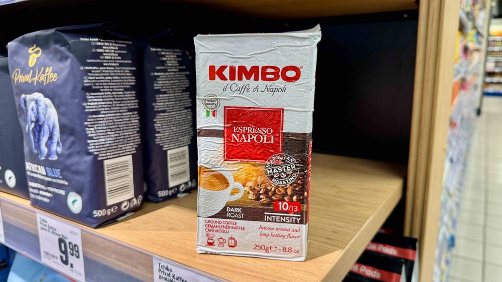Eine Packung des getesteten Kimbo-Kaffees in einem Regal neben andere Sorten.