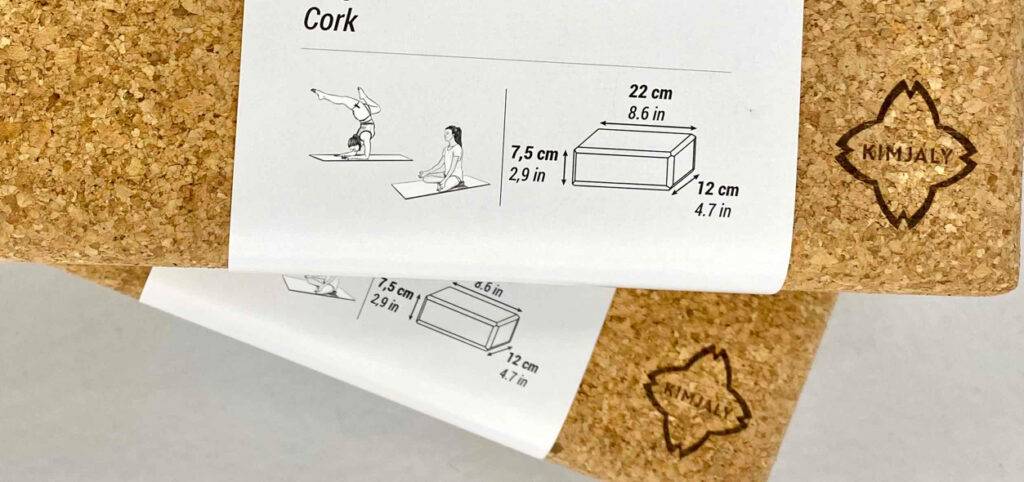 Detailansicht des Gütesiegels eines getesteten Yogablocks aus Kork.