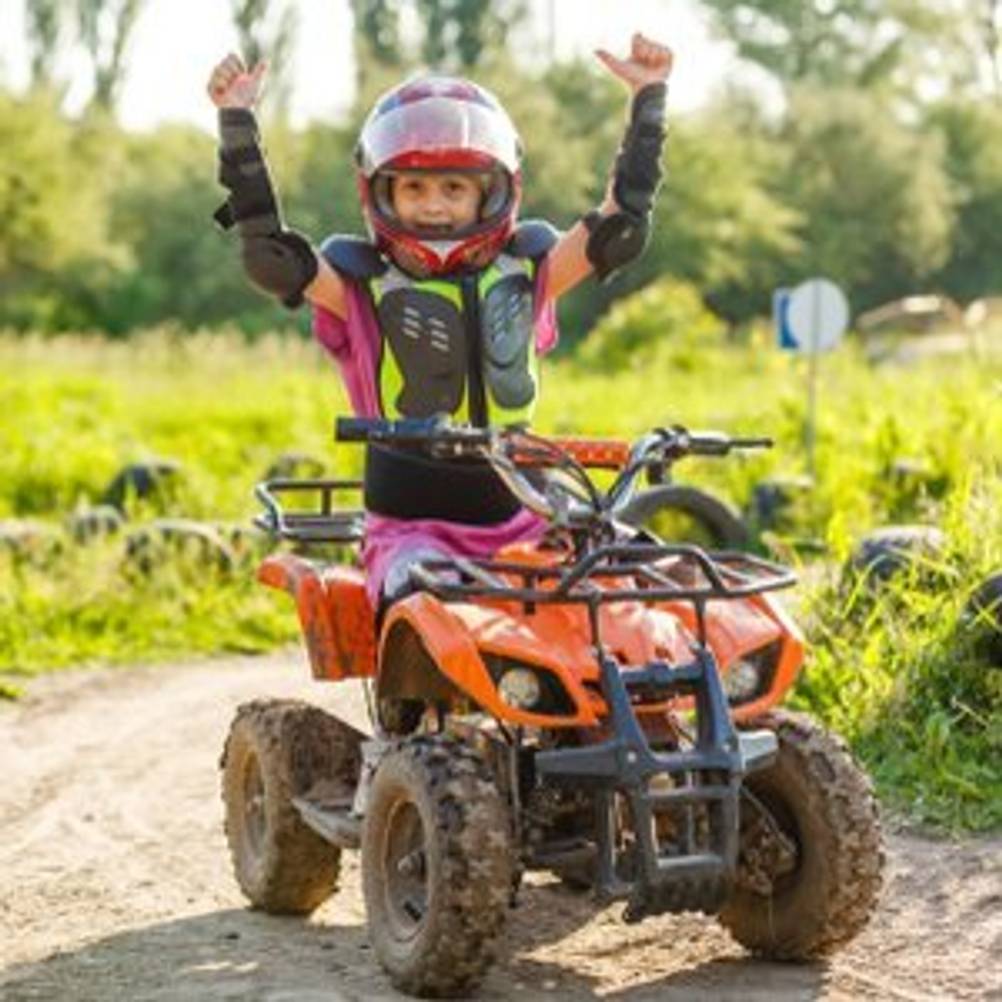 junge auf orangenem quad