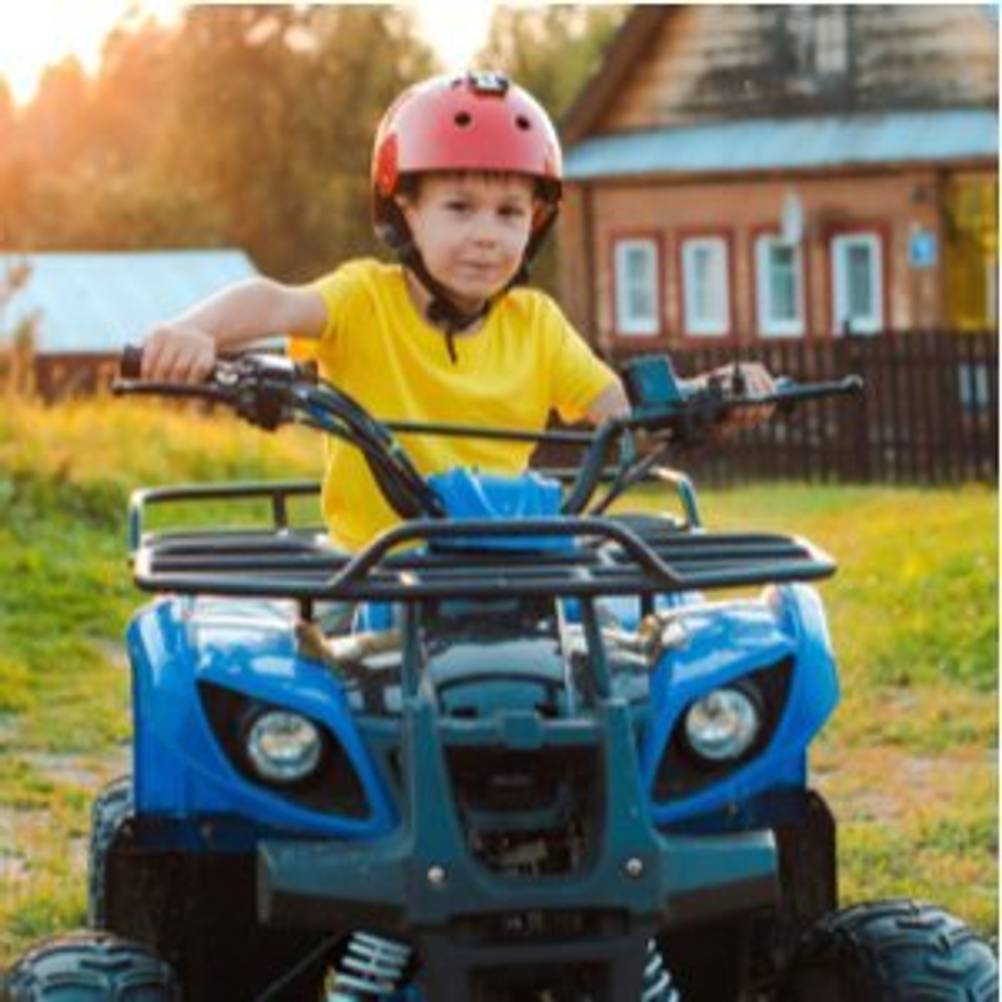 junge mit elektro-quad