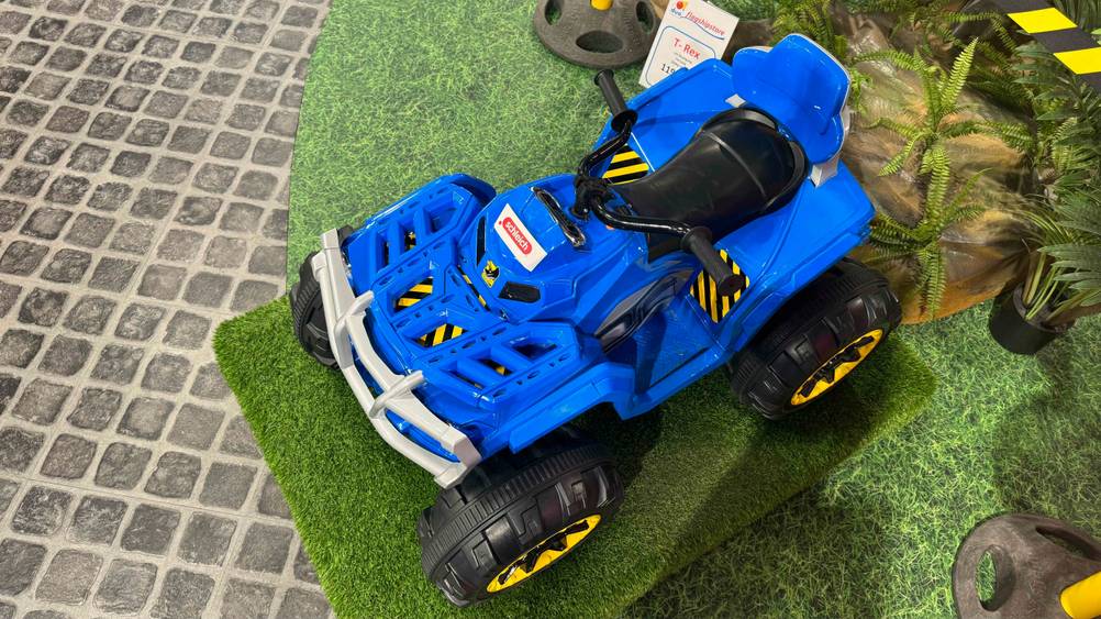 Kinder-Elektro-Quad getestet: Ein Gerät von oben auf einem Kunstrasen.