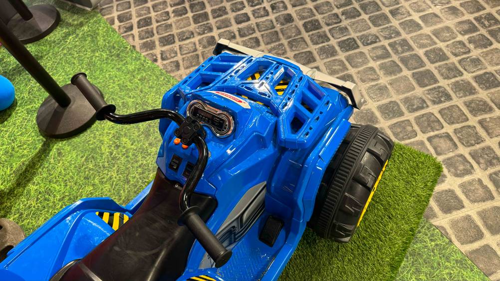 Nahaufnahme des Lenkers und des Radios eines Kinder-Elektro-Quad im Test.