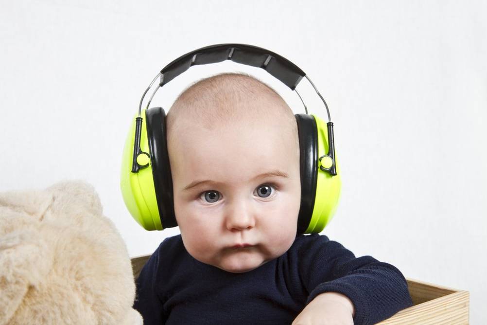 kinder-gehoerschutz-baby-mit-gehoerschutz