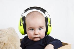 kinder-gehoerschutz-baby-mit-gehoerschutz