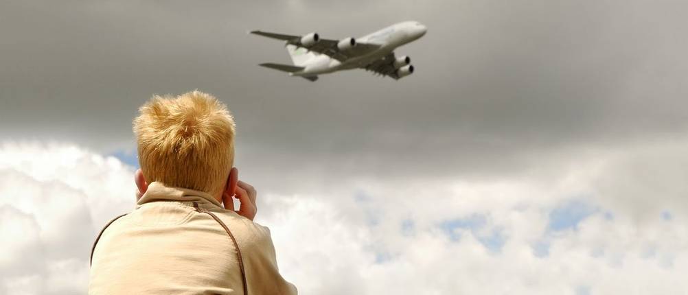 kinder-gehoerschutz-laerm-von-flugzeug