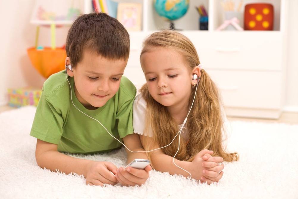 kinder-gehoerschutz-maedchen-und-junge-hoeren-musik
