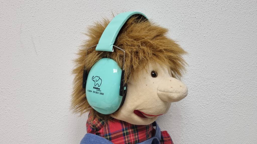 Ein Kinder-Gehörschutz sollte sanft auf den Ohren Ihres kleinen Kindes aufliegen. Auf dem Bild: das Modell Kiddies von Schallwerk.