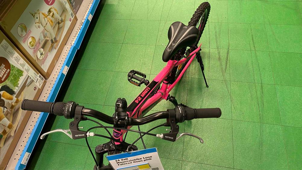Auf dem Boden von einem Kaufhaus steht ein getestetes Mountainbike für Kinder.