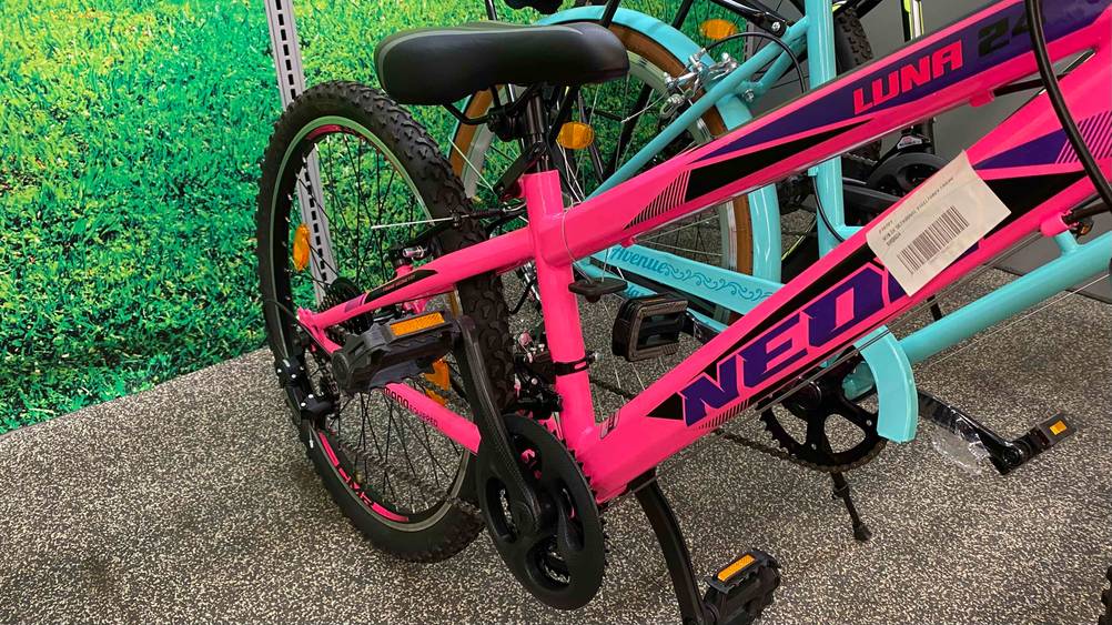 Kinder-Mountainbike im Test: Auf einem Boden steht ein Mountainbike für Kinder der Marke Luna. 