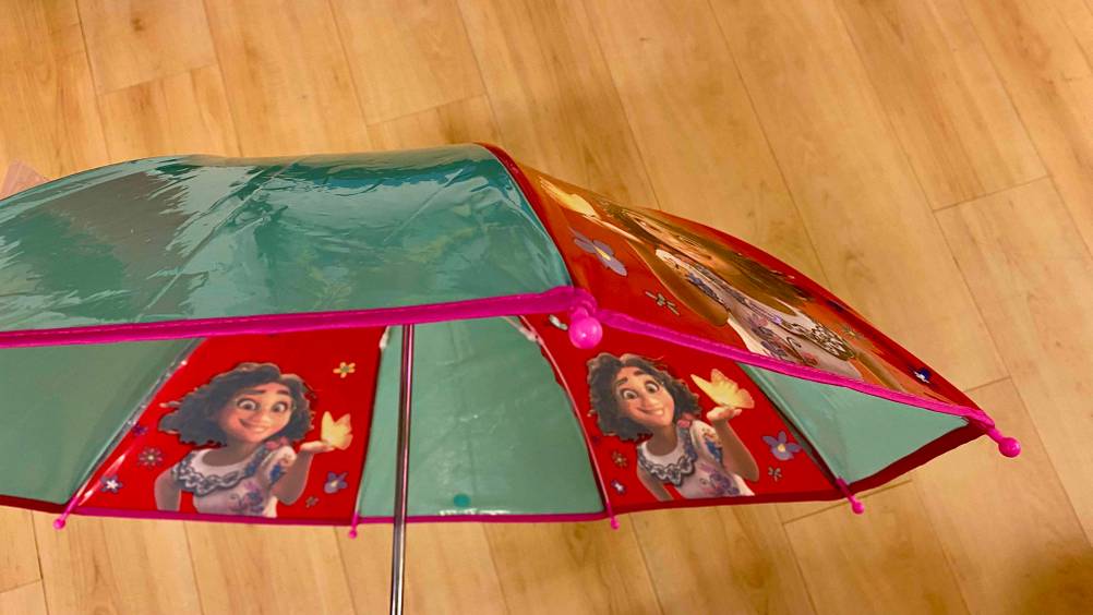Nahaufnahme der abgerundeten Kappen in rosa eines getesteten Kinder-Regenschirms.